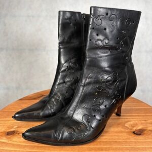 Two Lips Pandora Boots Womens 8M Black Good Leather Embossed Kitten Heel Pointed
